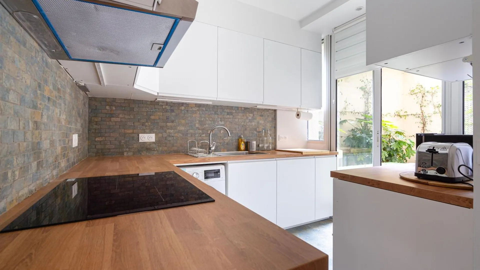 Grand Climatise 2br Avec Terrasse