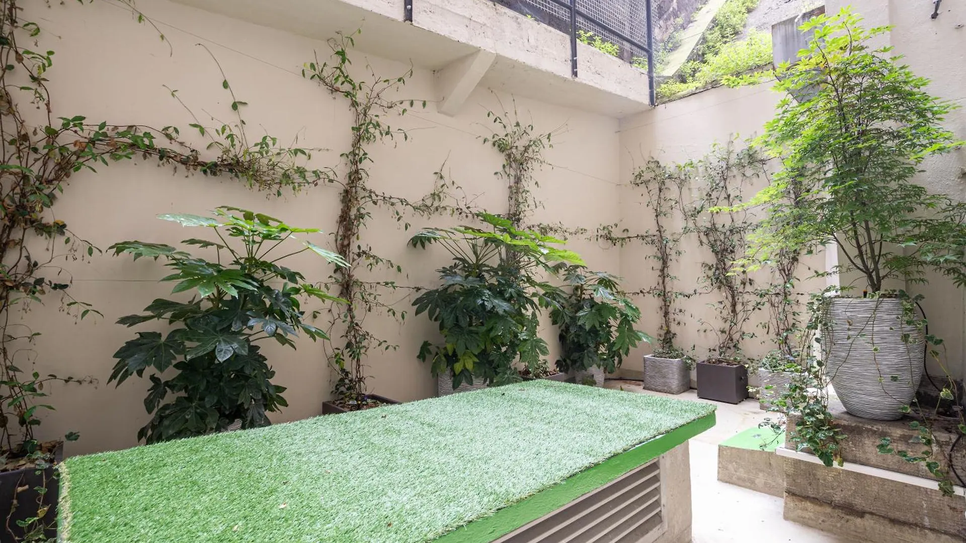 Grand Climatise 2br Avec Terrasse Paris